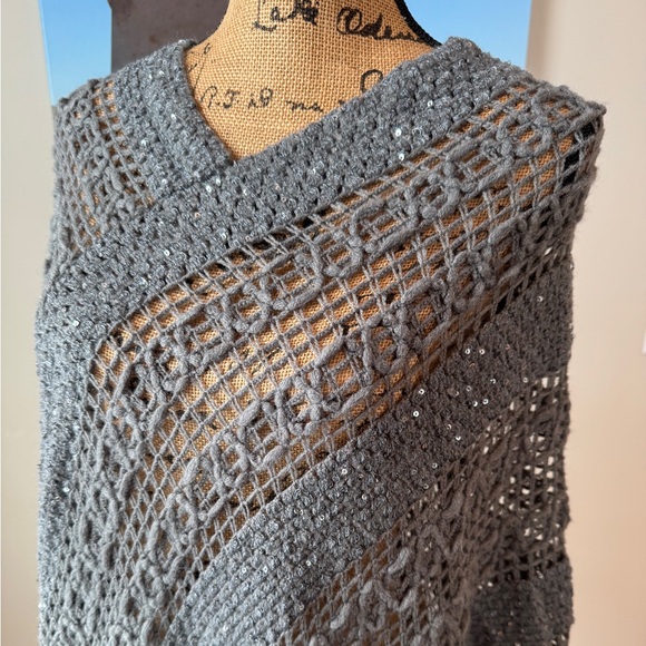 Gray knit poncho /shawl with sequin and fringe detail Riah fashion LA - Picture 7 of 11